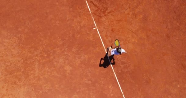 Kahverengi Sahada Oynayan Genç Bir Bayan Tenisçinin Havadan Görünüşü Profesyonel — Stok video