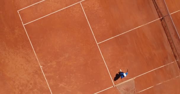테니스 현장의 표면을 평평하게 표면을 후에는 그물망으로 닦는다 새로운 플레이 — 비디오