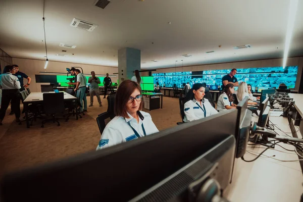 Groep Vrouwelijke Security Operators Werken Een Data System Control Room — Stockfoto