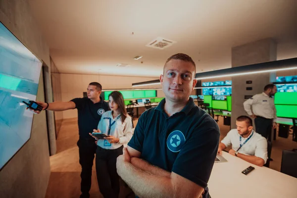 Güvenlik Veri Merkezi Operatörleri Bir Cctv Izleme Odasında Birden Fazla — Stok fotoğraf