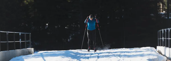Skandinav Kayağı Kros Kayak Klasik Tekniği Sabahları Güzel Bir Panoramik — Stok fotoğraf