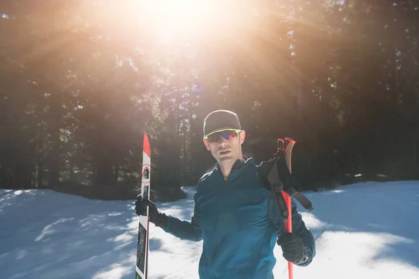 Kros Kayakları Gözlüklü Yakışıklı Erkek Sporcu Karlı Ormanda Antrenman Yapıyor — Stok fotoğraf