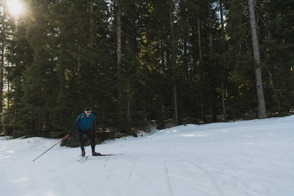 Σκανδιναβικό Σκι Cross Country Σκι Κλασική Τεχνική Ασκείται Από Τον — Φωτογραφία Αρχείου