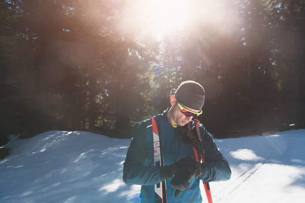 Kros Kayakları Gözlüklü Yakışıklı Erkek Sporcu Karlı Ormanda Antrenman Yapıyor — Stok fotoğraf