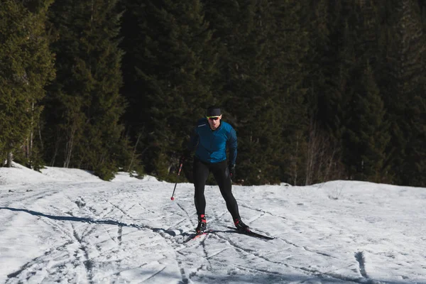 Esquí Nórdico Esquí Fondo Técnica Clásica Practicada Por Hombre Hermoso — Foto de Stock