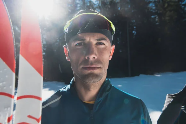 크로스컨트리 스키를 고글을 눈덮인 숲에서 훈련받고 잘생긴 초상화 겨울의 고품질 — 스톡 사진