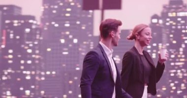 İş adamları sokakta yürüyen ve konuşan çiftler. Kahve içen genç bir kadın. Geceleri New York caddeleri ve arka planda modern ofis binaları. İzleme görüntüsü. Yüksek kalite 4k görüntü