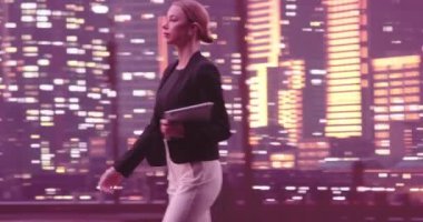 Finans Analisti ya da Avukat Laptop Bilgisayar Kullanıyor, Gökdelenlerle Güzel Gece New York Skyline 'ı ile caddede duruyor. Kendine güveni tam bir iş kadını kıyafeti. Yüksek kalite 8K görüntü