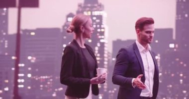 İş adamları sokakta yürüyen ve konuşan çiftler. Kahve içen genç bir kadın. Geceleri New York caddeleri ve arka planda modern ofis binaları. İzleme görüntüsü. Yüksek kalite 4k görüntü