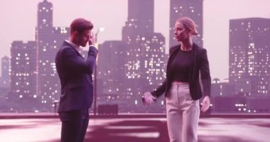 İş adamları sokakta yürüyen ve konuşan çiftler. Kahve içen genç bir kadın. Geceleri New York caddeleri ve arka planda modern ofis binaları. İzleme görüntüsü. Yüksek kalite 4k görüntü