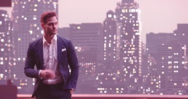 New York caddesinde akıllı telefon kullanan yakışıklı bir iş adamı, Wall Street bölgesi. Başarılı bir iş adamının günlük hayatı. Yüksek kalite 8K görüntü