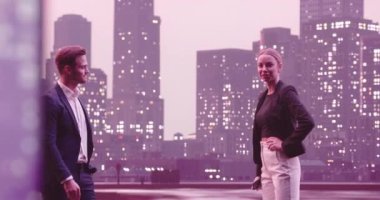 İş adamları sokakta yürüyen ve konuşan çiftler. Kahve içen genç bir kadın. Geceleri New York caddeleri ve arka planda modern ofis binaları. İzleme görüntüsü. Yüksek kalite 4k görüntü