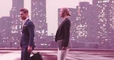 İş adamları sokakta yürüyen ve konuşan çiftler. Kahve içen genç bir kadın. Geceleri New York caddeleri ve arka planda modern ofis binaları. İzleme görüntüsü. Yüksek kalite 4k görüntü