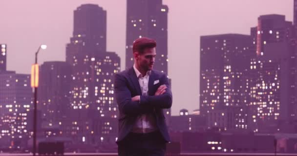 Yakışıklı Adamı Pozu Gülümse Bak Kamera Gecesi New York Skyline — Stok video