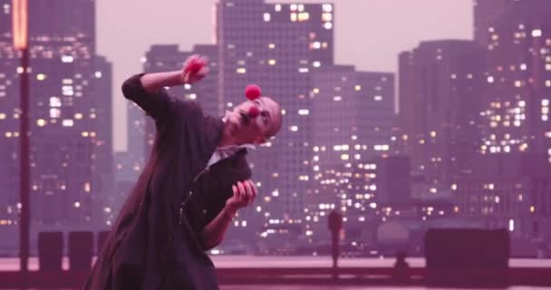 Мім Або Клоун Жонглювання Червоних Кульок Тлі Сучасного Міського Горизонту — стокове відео