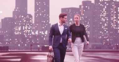 İş adamları sokakta yürüyen ve konuşan çiftler. Kahve içen genç bir kadın. Geceleri New York caddeleri ve arka planda modern ofis binaları. İzleme görüntüsü. Yüksek kalite 4k görüntü
