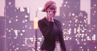 New York caddesinde akıllı telefon kullanan güzel bir iş kadını, Wall Street bölgesi. Başarılı bir iş kadınının günlük yoğun hayatı. Yüksek kalite 8K görüntü