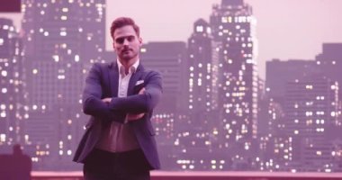 New York caddesinde akıllı telefon kullanan yakışıklı bir iş adamı, Wall Street bölgesi. Başarılı bir iş adamının günlük hayatı. Yüksek kalite 8K görüntü