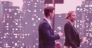 İş adamları sokakta yürüyen ve konuşan çiftler. Kahve içen genç bir kadın. Geceleri New York caddeleri ve arka planda modern ofis binaları. İzleme görüntüsü. Yüksek kalite 4k görüntü