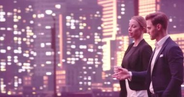 İş adamları sokakta yürüyen ve konuşan çiftler. Kahve içen genç bir kadın. Geceleri New York caddeleri ve arka planda modern ofis binaları. İzleme görüntüsü. Yüksek kalite 4k görüntü