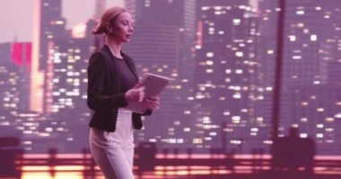 Finansal Analizci ya da Avukat sokak izleme çekimlerinde yürüyor. Gökdelenleri olan güzel New York Şehri gökdelenleri. Kendine güveni tam bir iş kadını kıyafeti. Yüksek kalite 8K görüntü