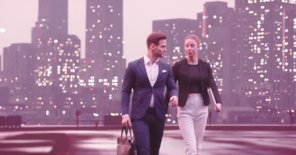 ビジネス関係者が通りを歩いて話をしてる 若い女性がコーヒーを飲む 夜のニューヨーク市の通りとバックグラウンドで近代的なオフィスビル 追跡中だ 高品質4K映像 — ストック動画