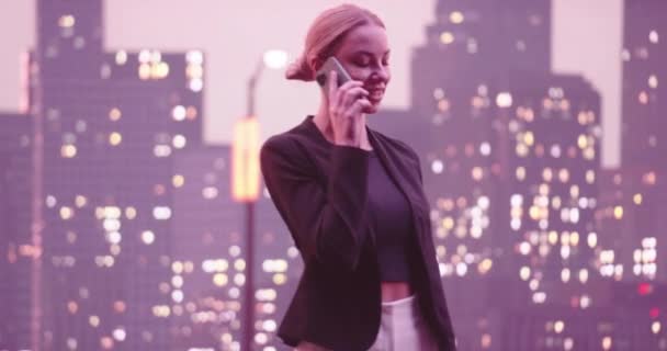 スマートフォン ウォール街地区を使用してニューヨークの街の美しいビジネス女性 成功した実業家の日々の忙しい生活 高品質8K映像 — ストック動画