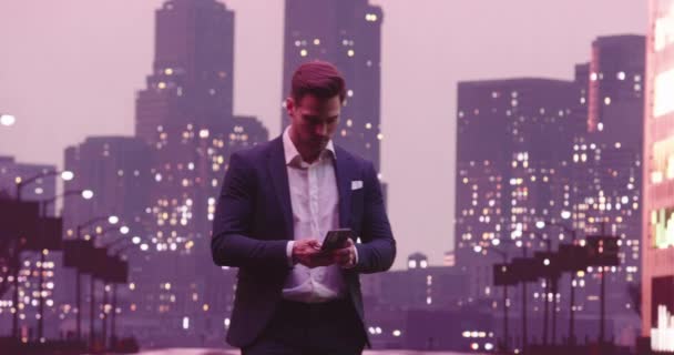 Bonito Homem Negócios Rua Nova Iorque Usando Telefone Inteligente Distrito — Vídeo de Stock