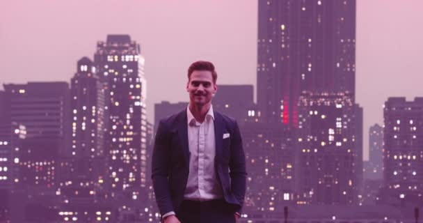 Bonito Homem Negócios Posando Sorrir Olhar Câmera Noite Nova York — Vídeo de Stock