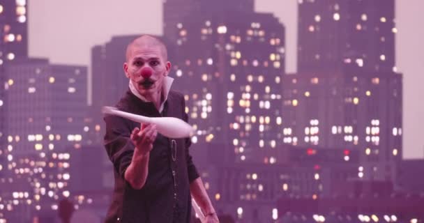Mime Nebo Klaun Žonglování Kolíky Pozadí Moderního Města Panorama Noci — Stock video