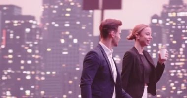 İş adamları sokakta yürüyen ve konuşan çiftler. Kahve içen genç bir kadın. Geceleri New York caddeleri ve arka planda modern ofis binaları. İzleme görüntüsü. Yüksek kalite 4k görüntü