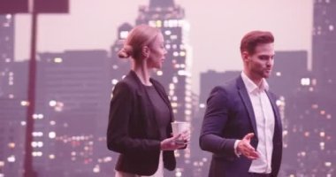 İş adamları sokakta yürüyen ve konuşan çiftler. Kahve içen genç bir kadın. Geceleri New York caddeleri ve arka planda modern ofis binaları. İzleme görüntüsü. Yüksek kalite 4k görüntü