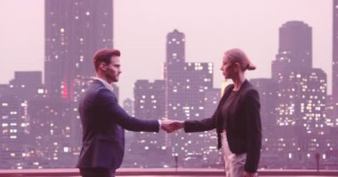 New York 'un göbeğinde şık günlük giysiler içinde genç ve çoklu etnik iş çiftlerinin orta ölçekli fotoğraflarını çekiyoruz. Birbirlerini tokalaşarak selamlıyorlar. Yüksek kalite 8K görüntü