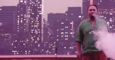 Günlük giysiler içinde genç bir Pasifik adalı iş adamının portresi ya da kameraya bakan bir hipster. Artı büyüklükte bir girişimci ya da yönetici pozu, arka planda şehir. Yüksek kalite 8K görüntü