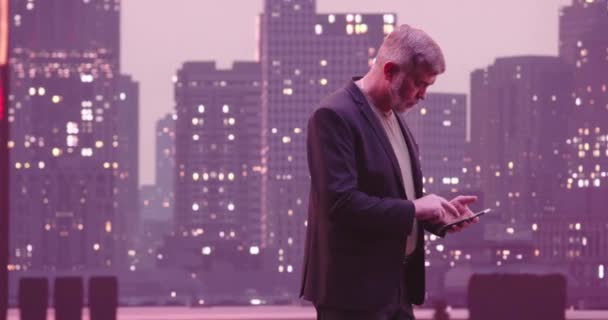 スマートフォン ウォール街地区を使用してニューヨークの通りのシニアビジネスマン 成功したビジネスマン灰色の髪とひげの日常生活 高画質8K映像 — ストック動画