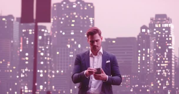 スマートフォン ウォール街地区を使用してニューヨークの通りでハンサムなビジネスマン 成功したビジネスマンの日常生活 高画質8K映像 — ストック動画