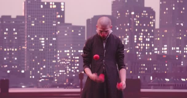 在现代城市天际线的背景下 哑剧或小丑戏弄着红球 高质量的8K镜头 — 图库视频影像