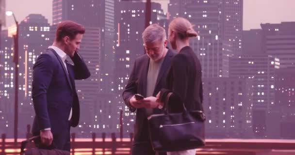 ビジネス ピープル グループミーティング屋外ニューヨーク シティ スカイライン ストリートの夜間オフィスビルで握手 高画質8K映像 — ストック動画