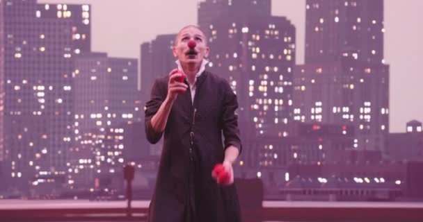 Mim Lub Klaun Żonglujący Czerwonymi Kulami Tle Nowoczesnego Miejskiego Nieba — Wideo stockowe
