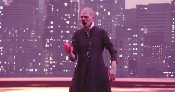 Мим Клоун Жонглируют Красными Шариками Фоне Современного Городского Горизонта Ночью — стоковое видео