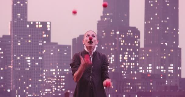 Mime Nebo Klaun Žonglování Červené Koule Pozadí Moderního Města Panorama — Stock video