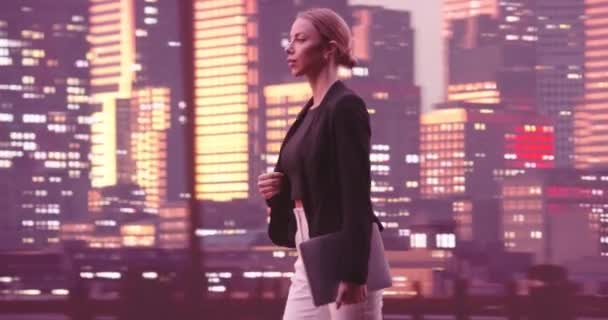 金融アナリストや弁護士がストリート追跡撮影を歩いています 美しい夜スカイスクレーパーとニューヨーク市スカイライン 自信のあるビジネス女性カジュアルなフォーマルウェア 高画質8K映像 — ストック動画