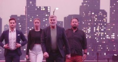 Çeşitli iş adamları kameraya bakar. Çeşitli kuşaklardan iş adamlarının şirket portresi. Arka planda New York şehrinin silueti var. Yüksek kalite 8K görüntü