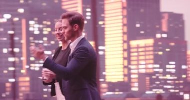 İş adamları sokakta yürüyen ve konuşan çiftler. Kahve içen genç bir kadın. Geceleri New York caddeleri ve arka planda modern ofis binaları. İzleme görüntüsü. Yüksek kalite 4k görüntü