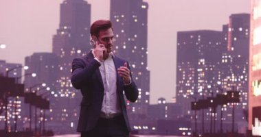New York caddesinde akıllı telefon kullanan yakışıklı bir iş adamı, Wall Street bölgesi. Başarılı bir iş adamının günlük hayatı. Yüksek kalite 8K görüntü