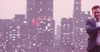 New York caddesinde akıllı telefon kullanan yakışıklı bir iş adamı, Wall Street bölgesi. Başarılı bir iş adamının günlük hayatı. Yüksek kalite 8K görüntü