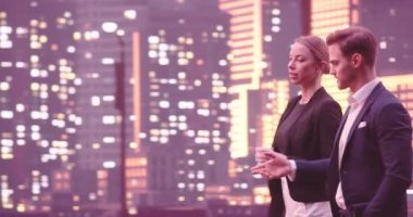 İş adamları sokakta yürüyen ve konuşan çiftler. Kahve içen genç bir kadın. Geceleri New York caddeleri ve arka planda modern ofis binaları. İzleme görüntüsü. Yüksek kalite 4k görüntü