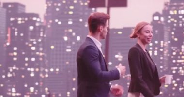 İş adamları sokakta yürüyen ve konuşan çiftler. Kahve içen genç bir kadın. Geceleri New York caddeleri ve arka planda modern ofis binaları. İzleme görüntüsü. Yüksek kalite 4k görüntü
