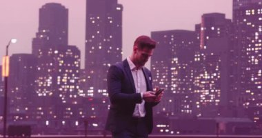 New York caddesinde akıllı telefon kullanan yakışıklı bir iş adamı, Wall Street bölgesi. Başarılı bir iş adamının günlük hayatı. Yüksek kalite 8K görüntü