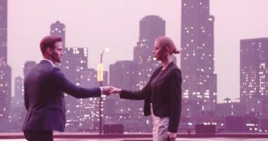 New York 'un göbeğinde şık günlük giysiler içinde genç ve çoklu etnik iş çiftlerinin orta ölçekli fotoğraflarını çekiyoruz. Birbirlerini tokalaşarak selamlıyorlar. Yüksek kalite 8K görüntü